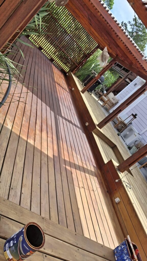 Deck de madera de una barbacoa recién terminado y brillante después del servicio de hidrolavado y protección.