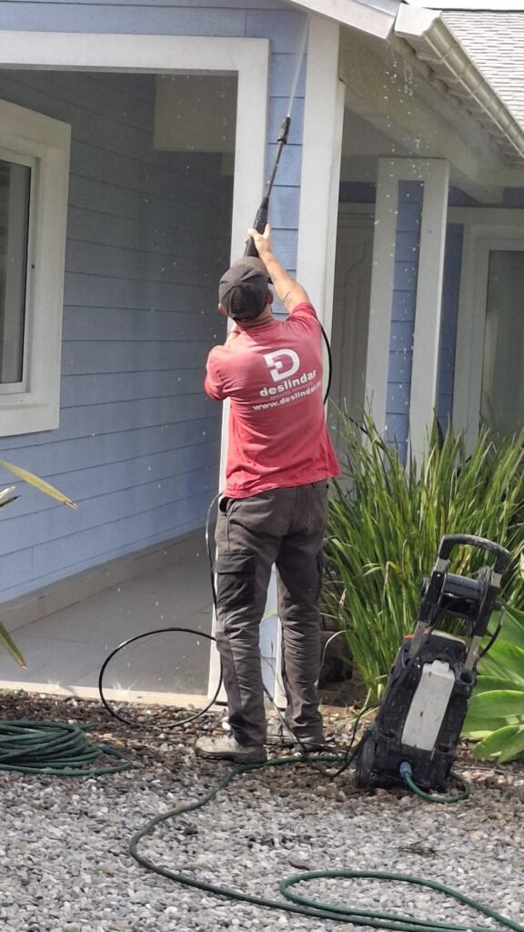 Servicio de hidrolavado de alta presión en fachada de casa, realizado por el equipo de Deslindar.