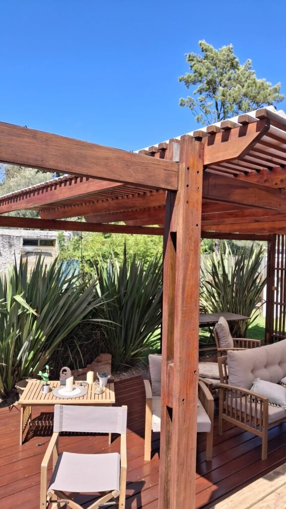 Espacio exterior con pérgola y deck de madera renovados por el servicio de mantenimiento de Deslindar.com.uy.
